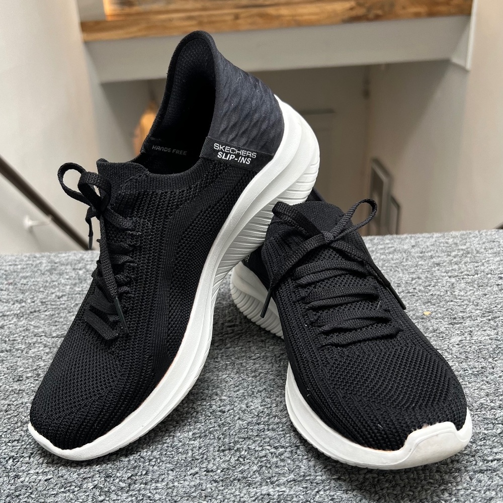 🌸 Skechers Hands Free Slip-Ins Women’s Athletic Shoes